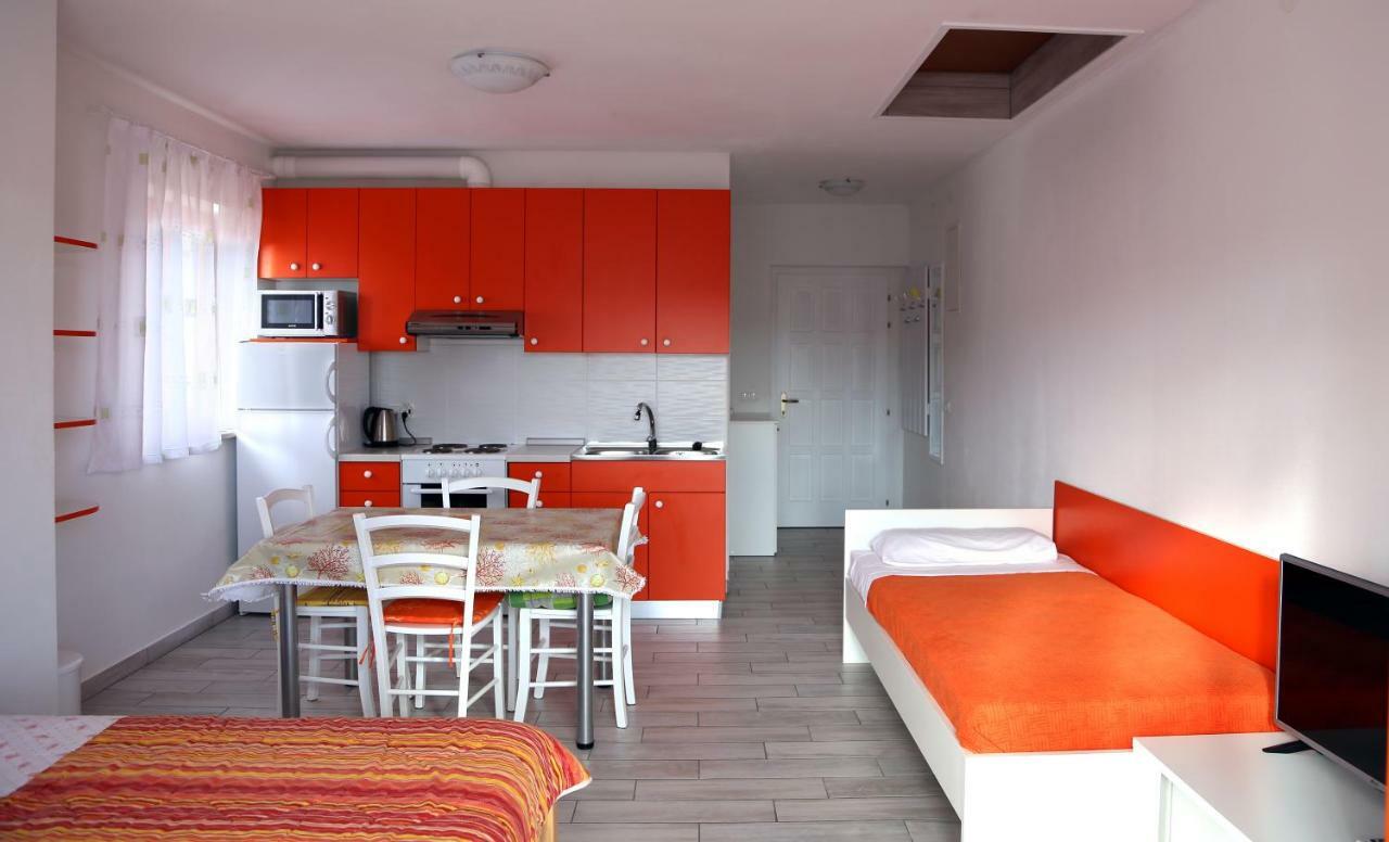 Apartments Laura Pinezići エクステリア 写真