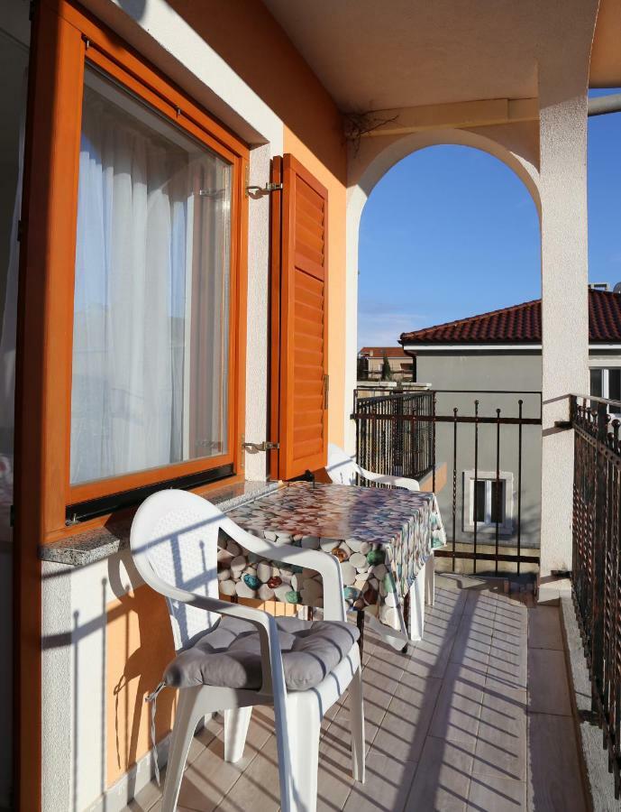 Apartments Laura Pinezići エクステリア 写真