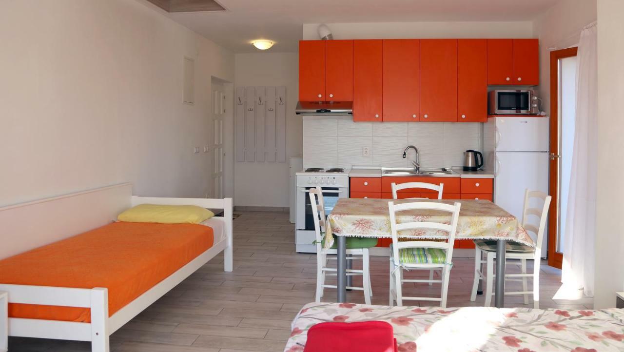 Apartments Laura Pinezići エクステリア 写真