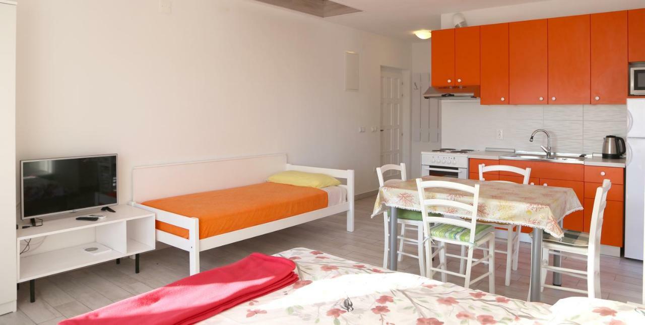 Apartments Laura Pinezići エクステリア 写真